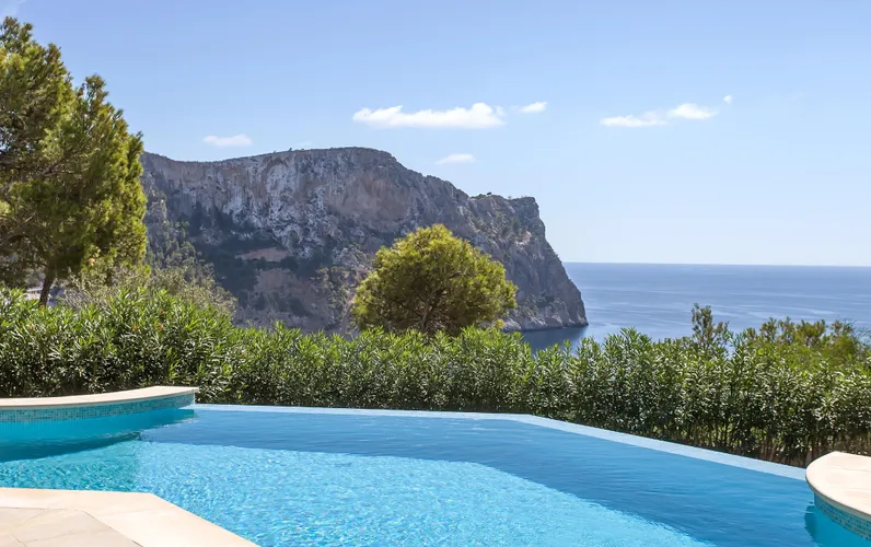 Villa con vistas al mar en una ubicación privilegiada con proyecto de construcción aprobado