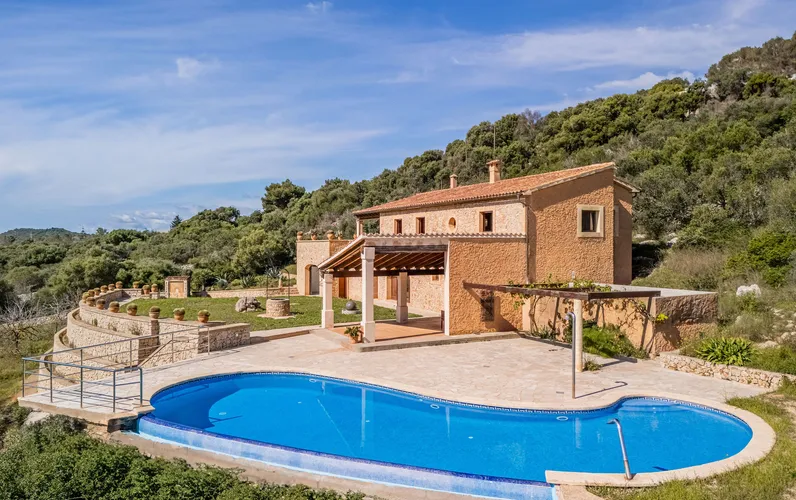 Autentyczna finca z naturalnego kamienia z widokiem na morze