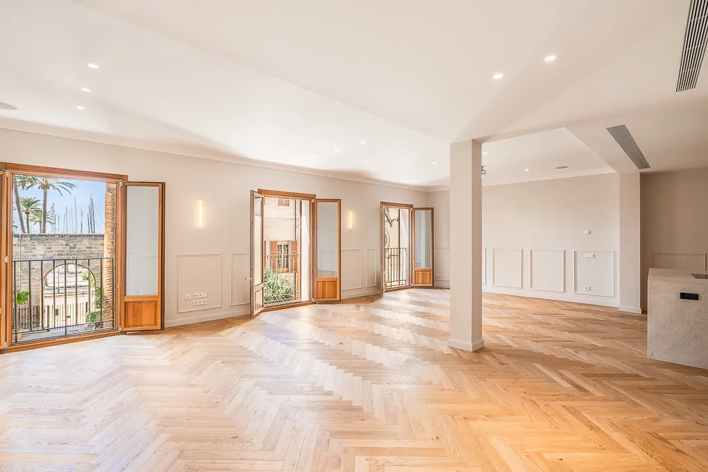 Spacious, high-end flat with balcony, lift and parking space in La Lonja-1