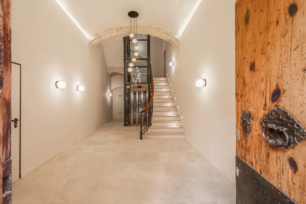 Spacious, high-end flat with balcony, lift and parking space in La Lonja-11