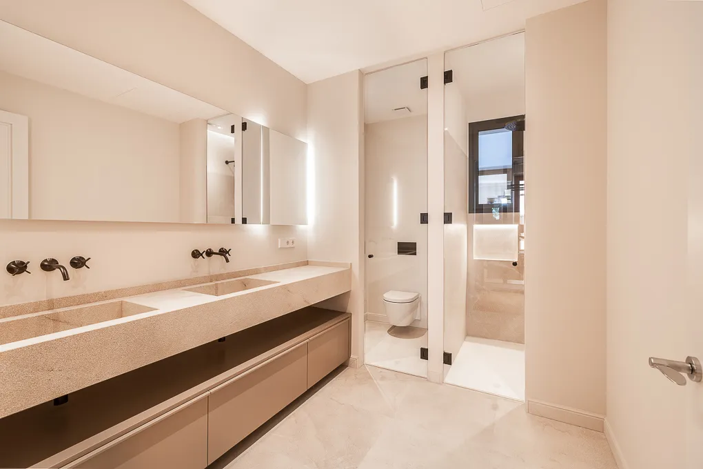 Geräumige Luxuswohnung mit Balkon, Aufzug und Parkplatz in La Lonja-5