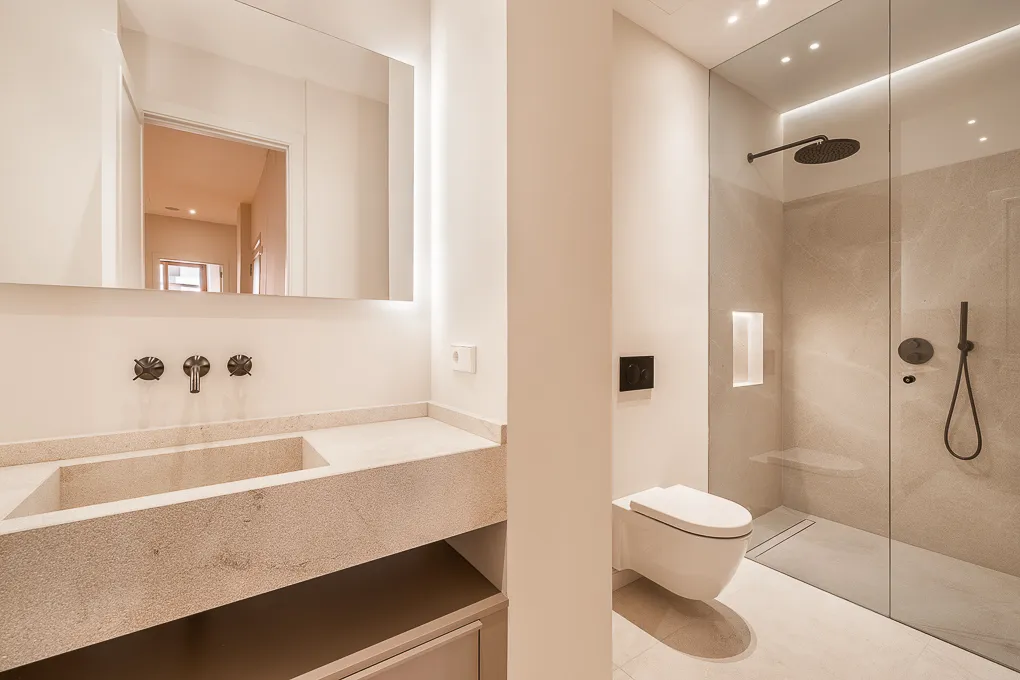 Spacious, high-end flat with balcony, lift and parking space in La Lonja-10