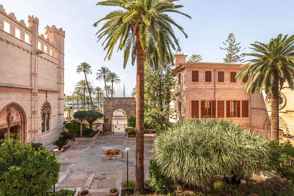 Spacious, high-end flat with balcony, lift and parking space in La Lonja-2