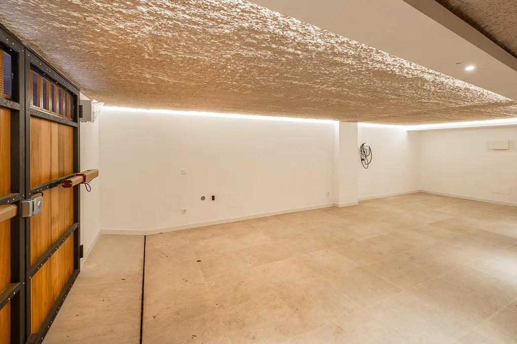 Geräumige Luxuswohnung mit Balkon, Aufzug und Parkplatz in La Lonja-12