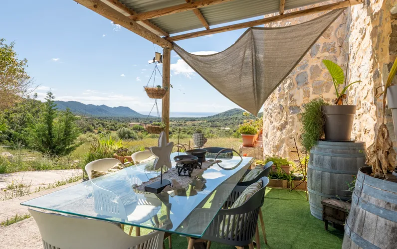 Rustic finca with sea views and a large plot between Arta and Son Servera