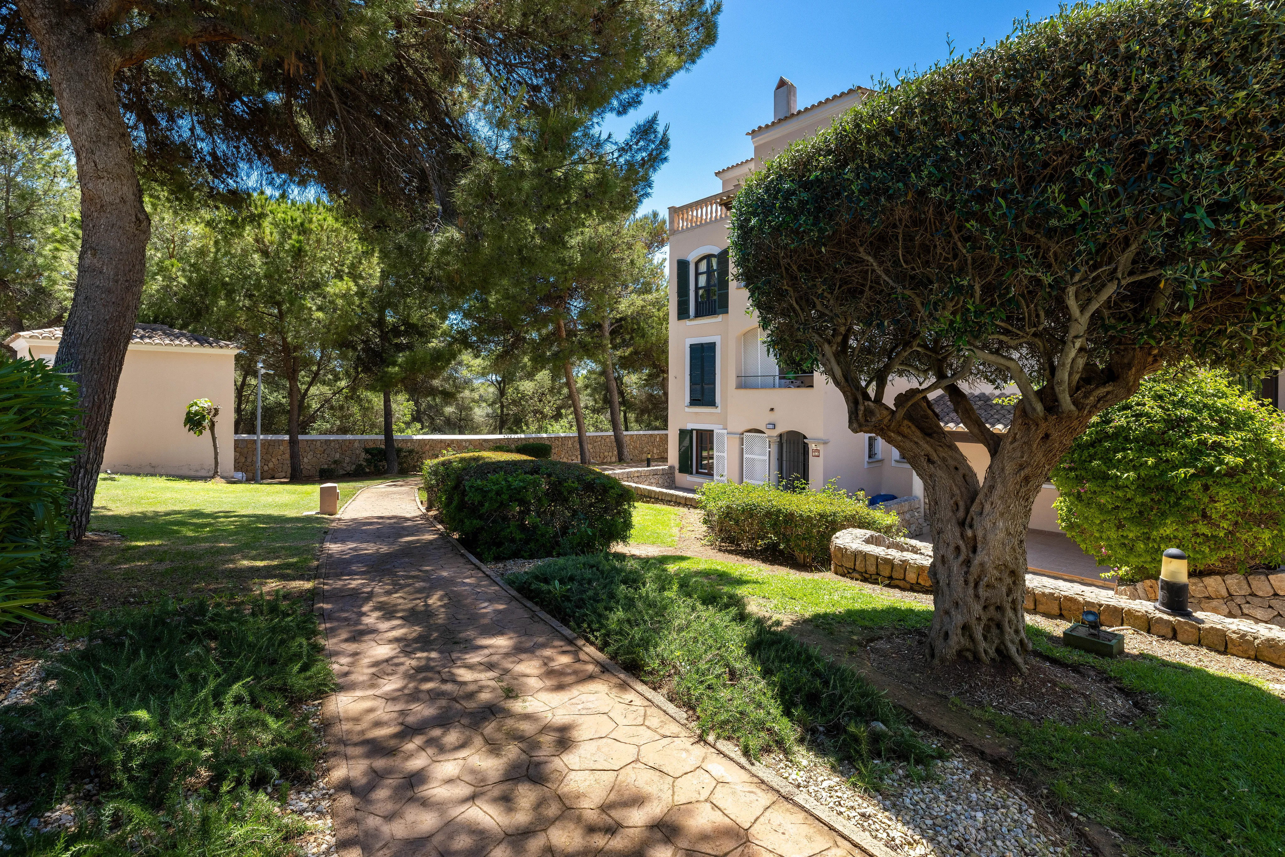 Beautiful refurbished garden apartment in Nova Santa Ponsa-16