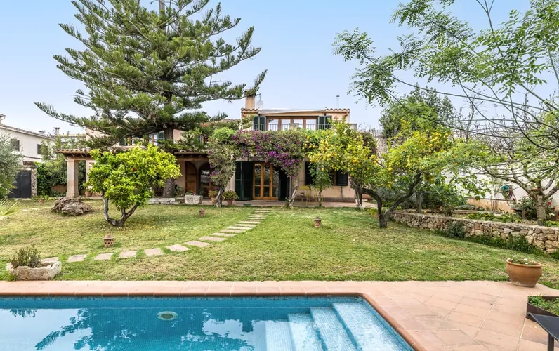 Maison de ville typique et accueillante avec grand jardin et piscine