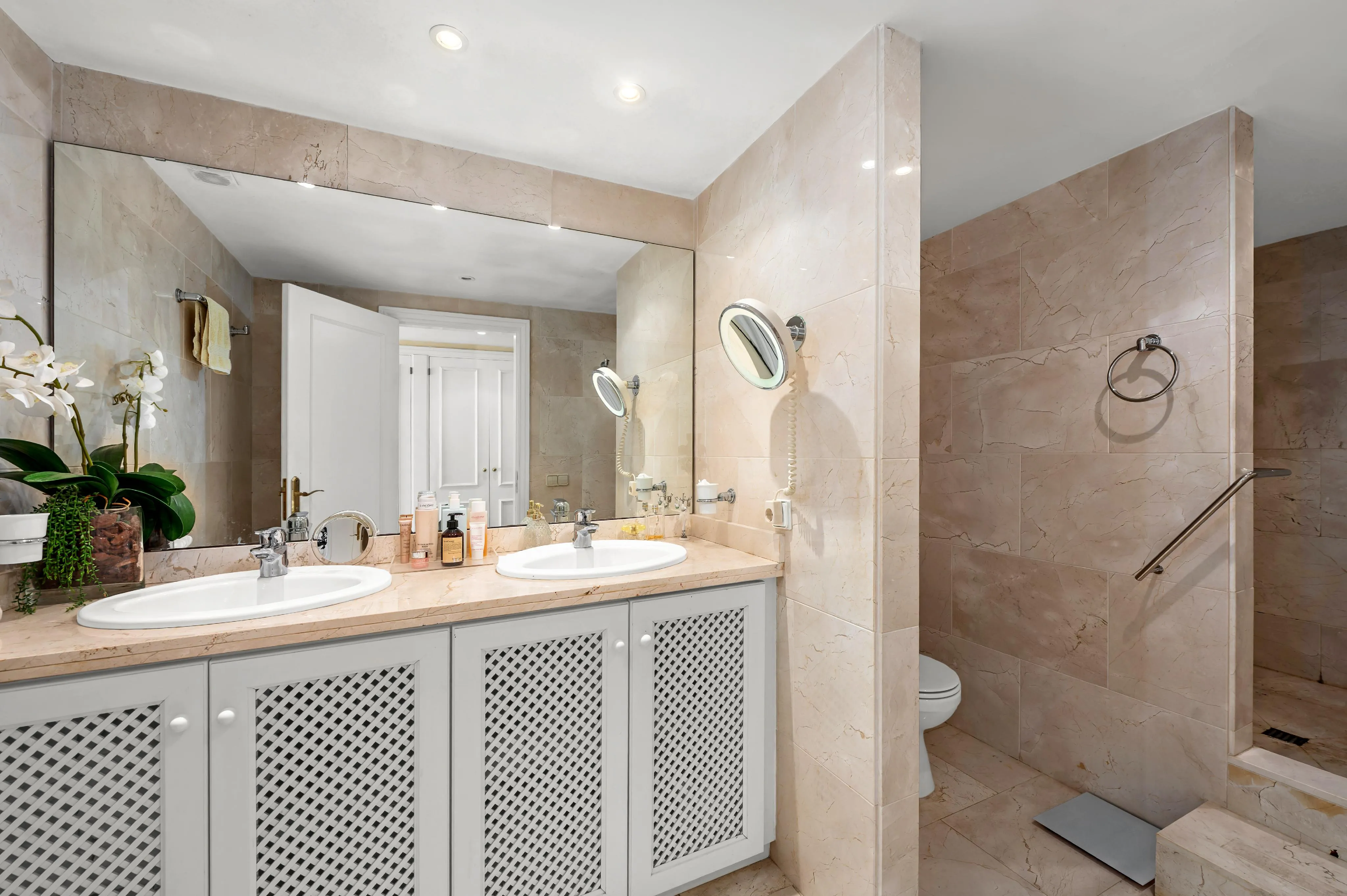 Apartamento con vistas al mar en exclusiva urbanización mediterránea en primera línea de mar-11