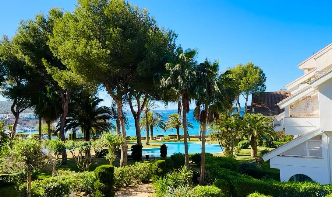 Apartamento con vistas al mar en exclusiva urbanización mediterránea en primera línea de mar-15