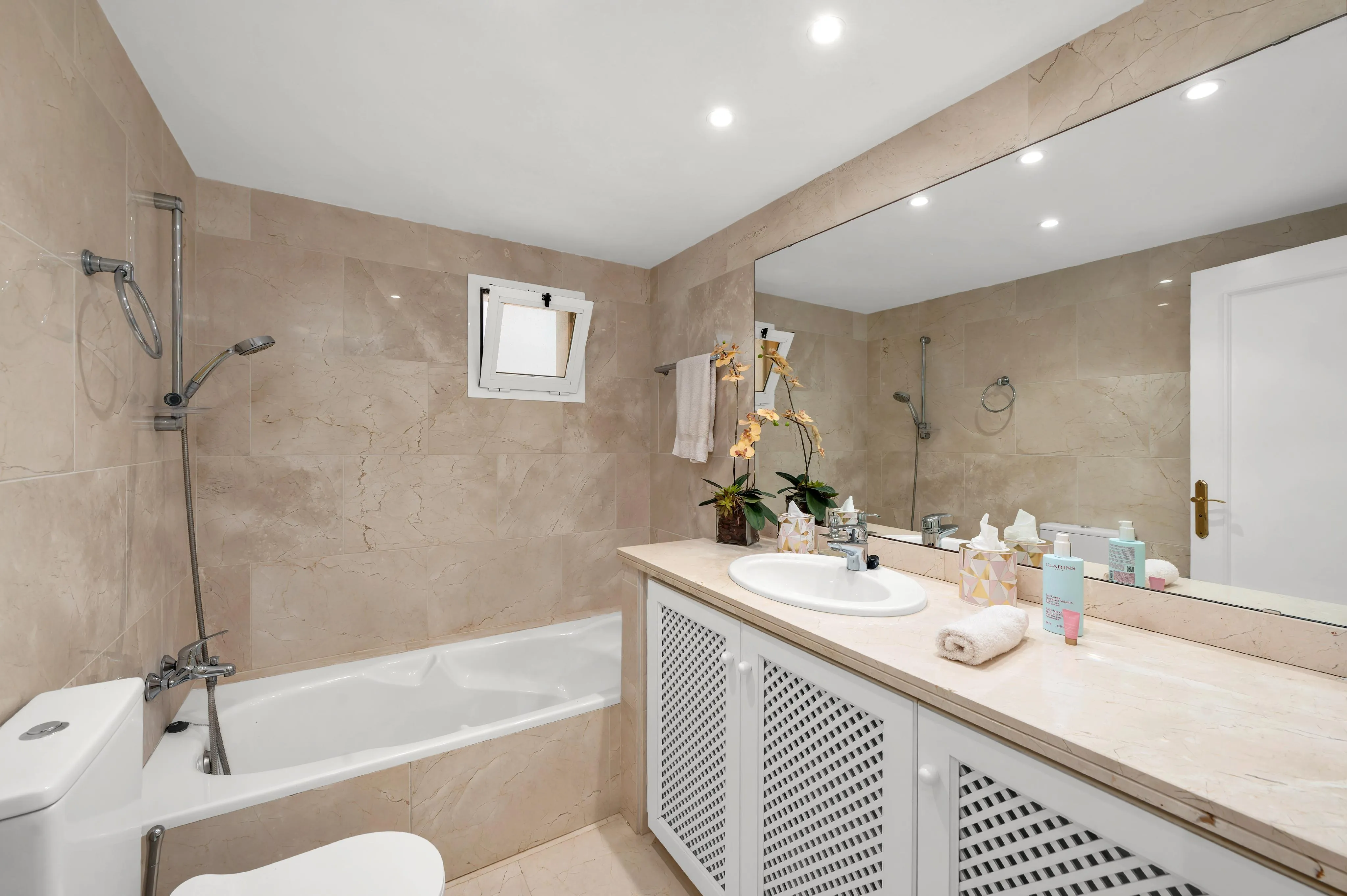 Apartamento con vistas al mar en exclusiva urbanización mediterránea en primera línea de mar-13