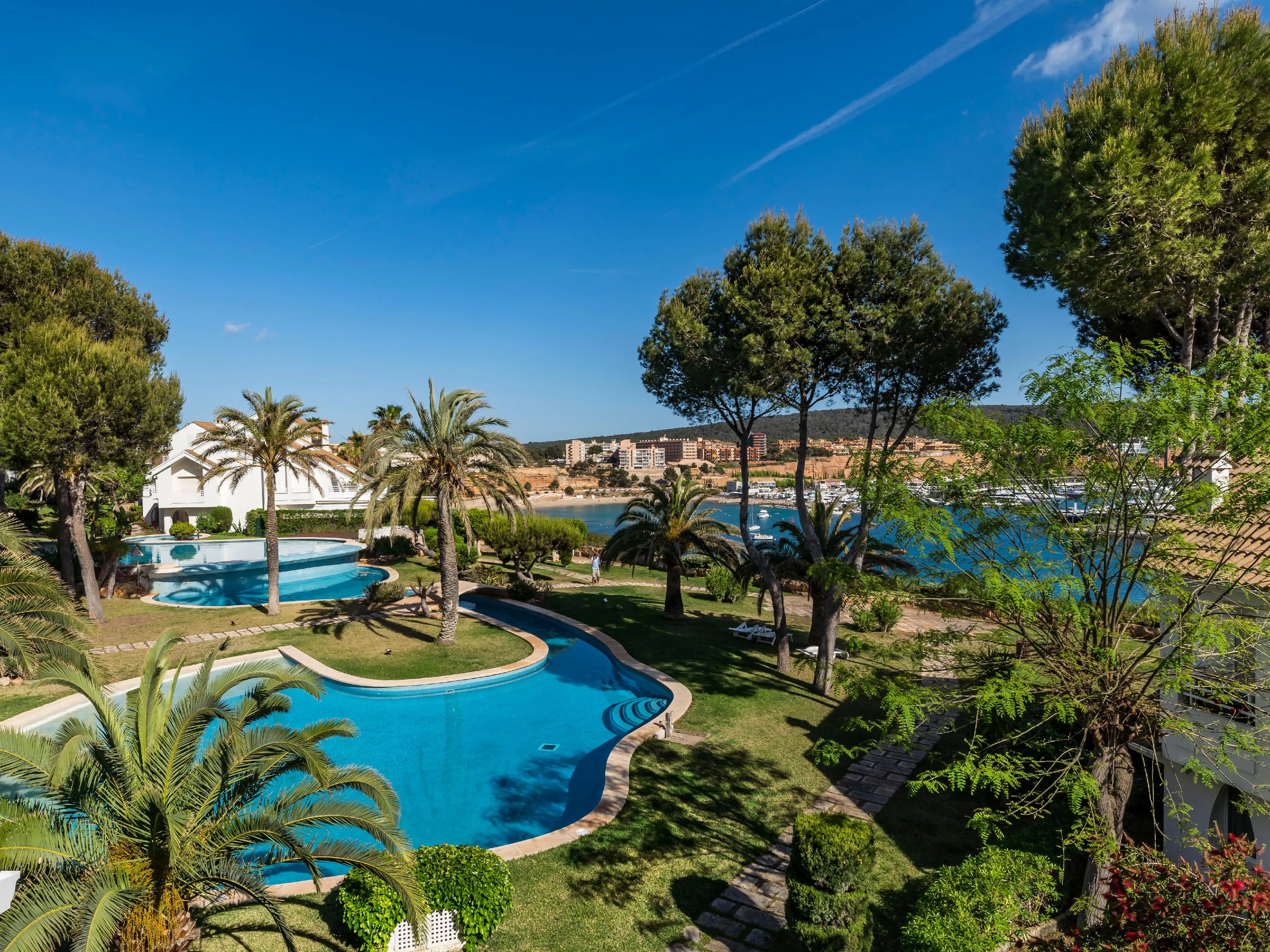 Apartamento con vistas al mar en exclusiva urbanización mediterránea en primera línea de mar-4