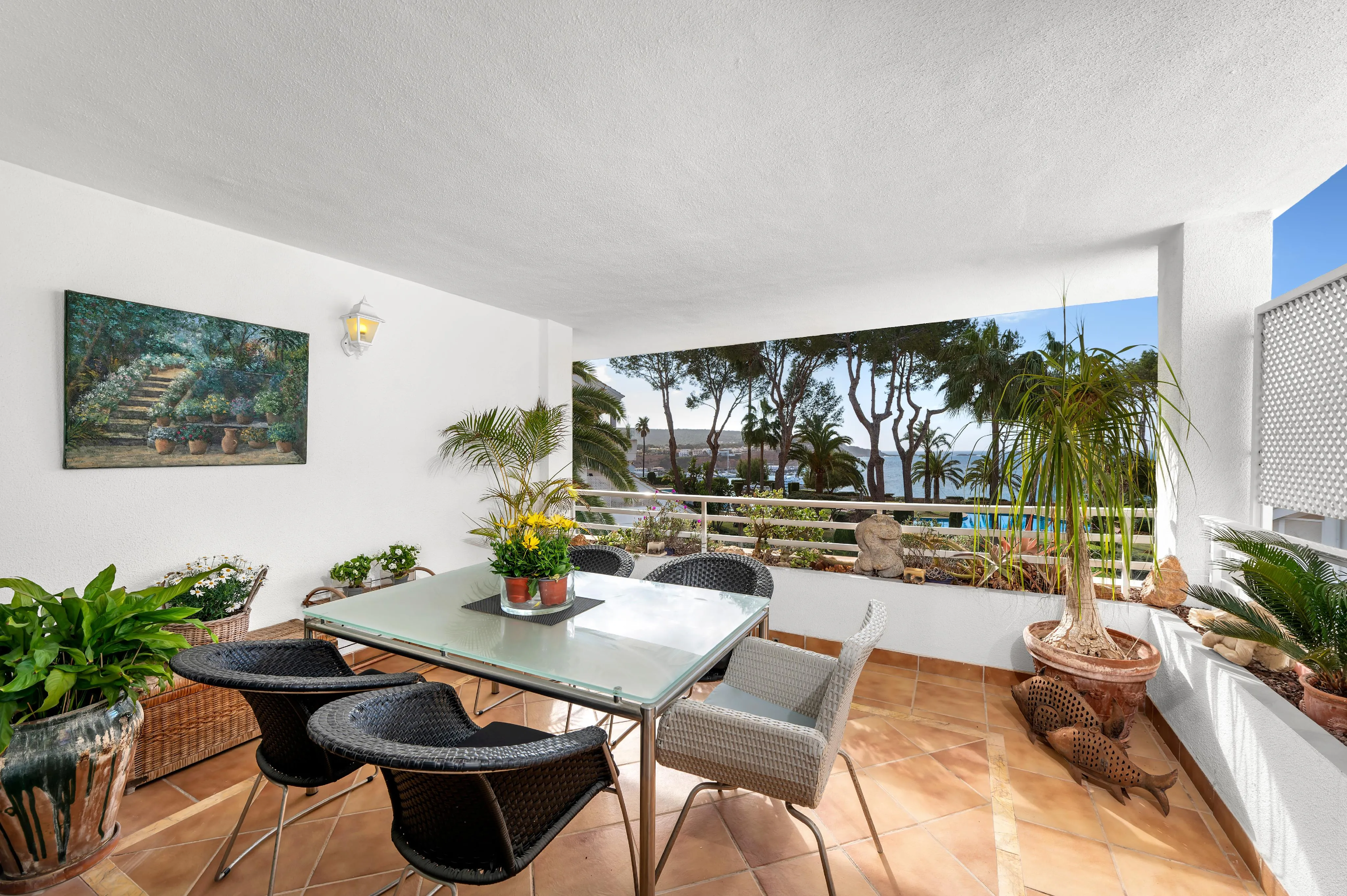 Apartamento con vistas al mar en exclusiva urbanización mediterránea en primera línea de mar-1