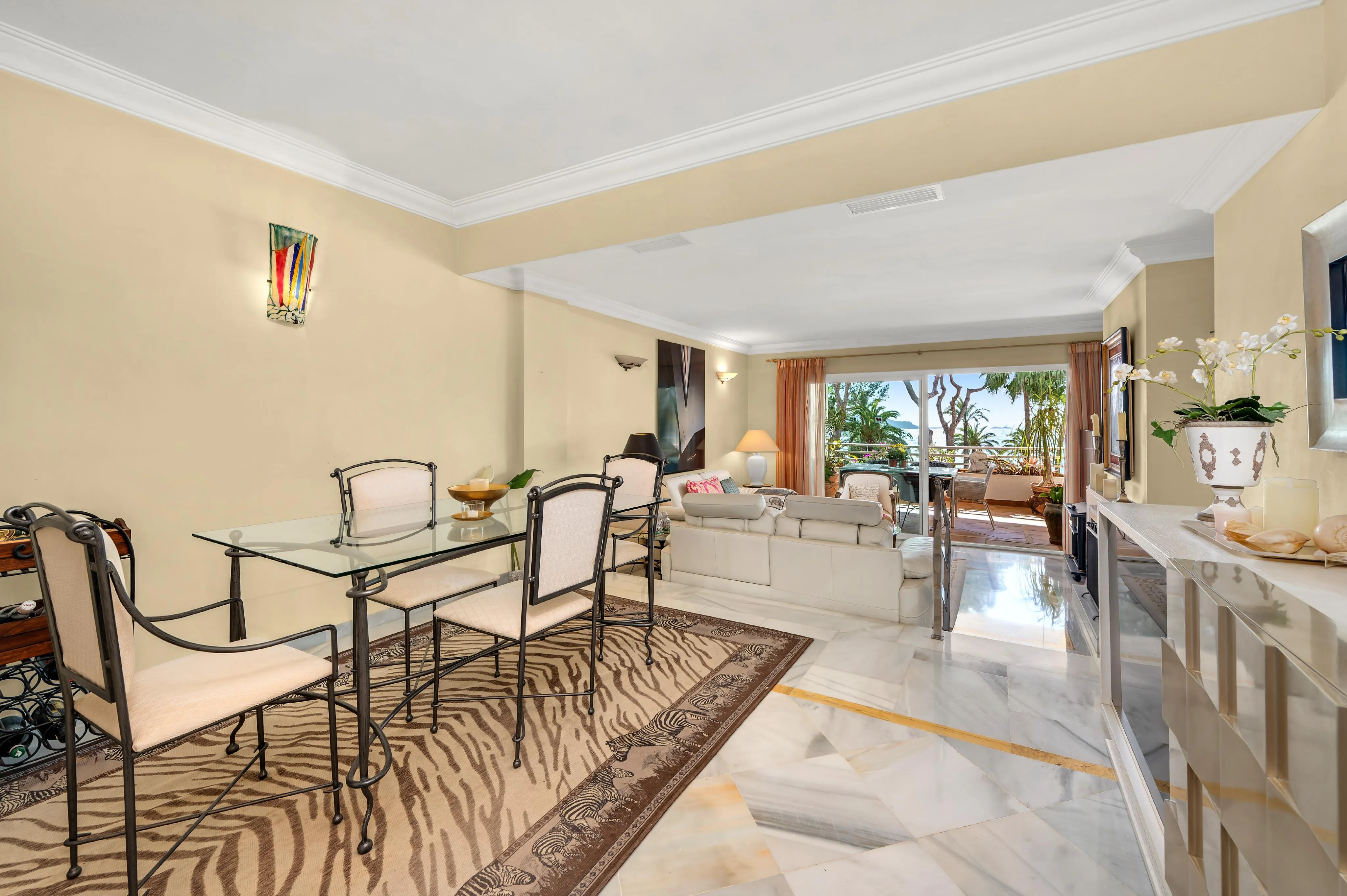 Apartamento con vistas al mar en exclusiva urbanización mediterránea en primera línea de mar-6