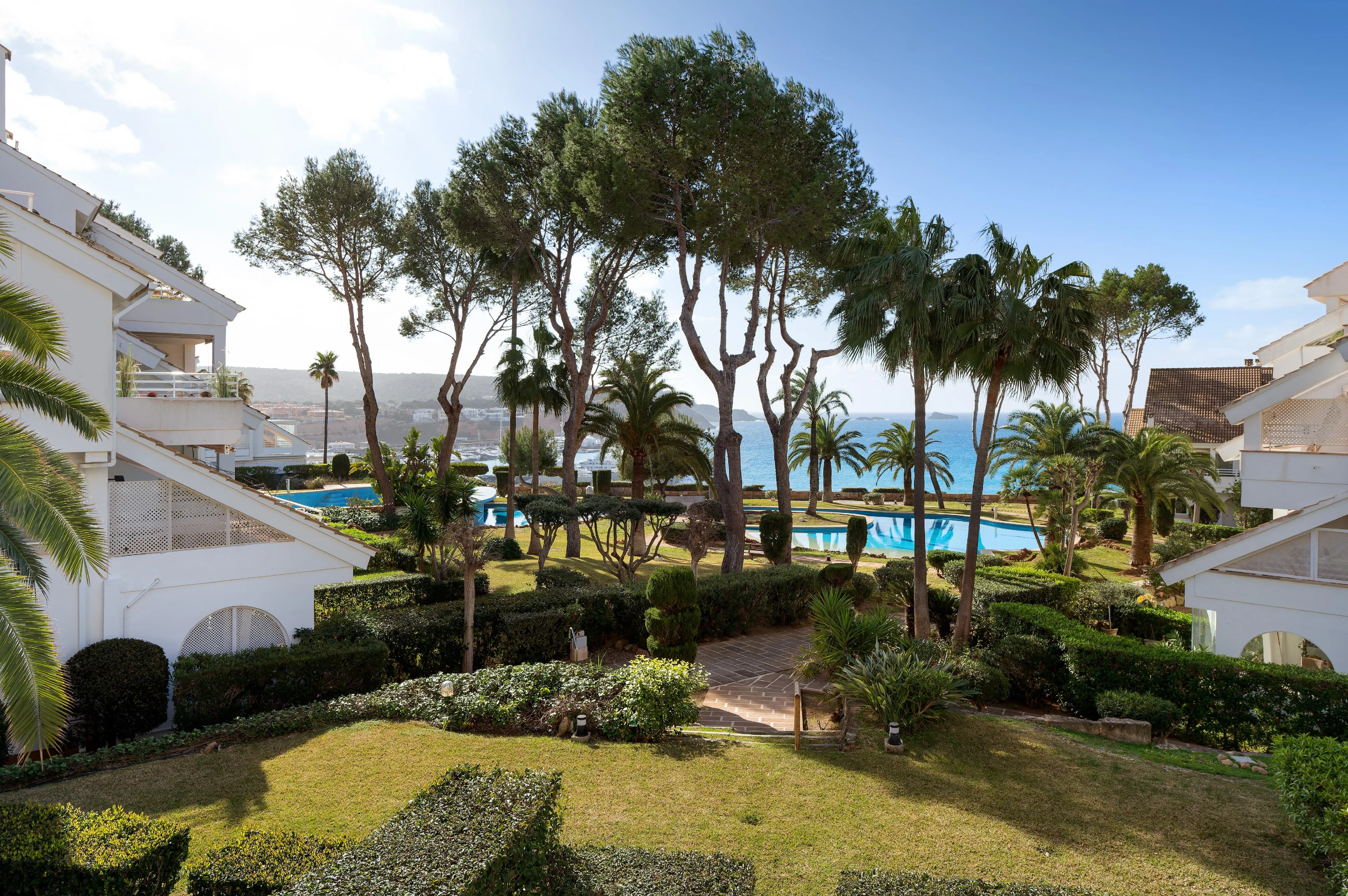 Apartamento con vistas al mar en exclusiva urbanización mediterránea en primera línea de mar-2