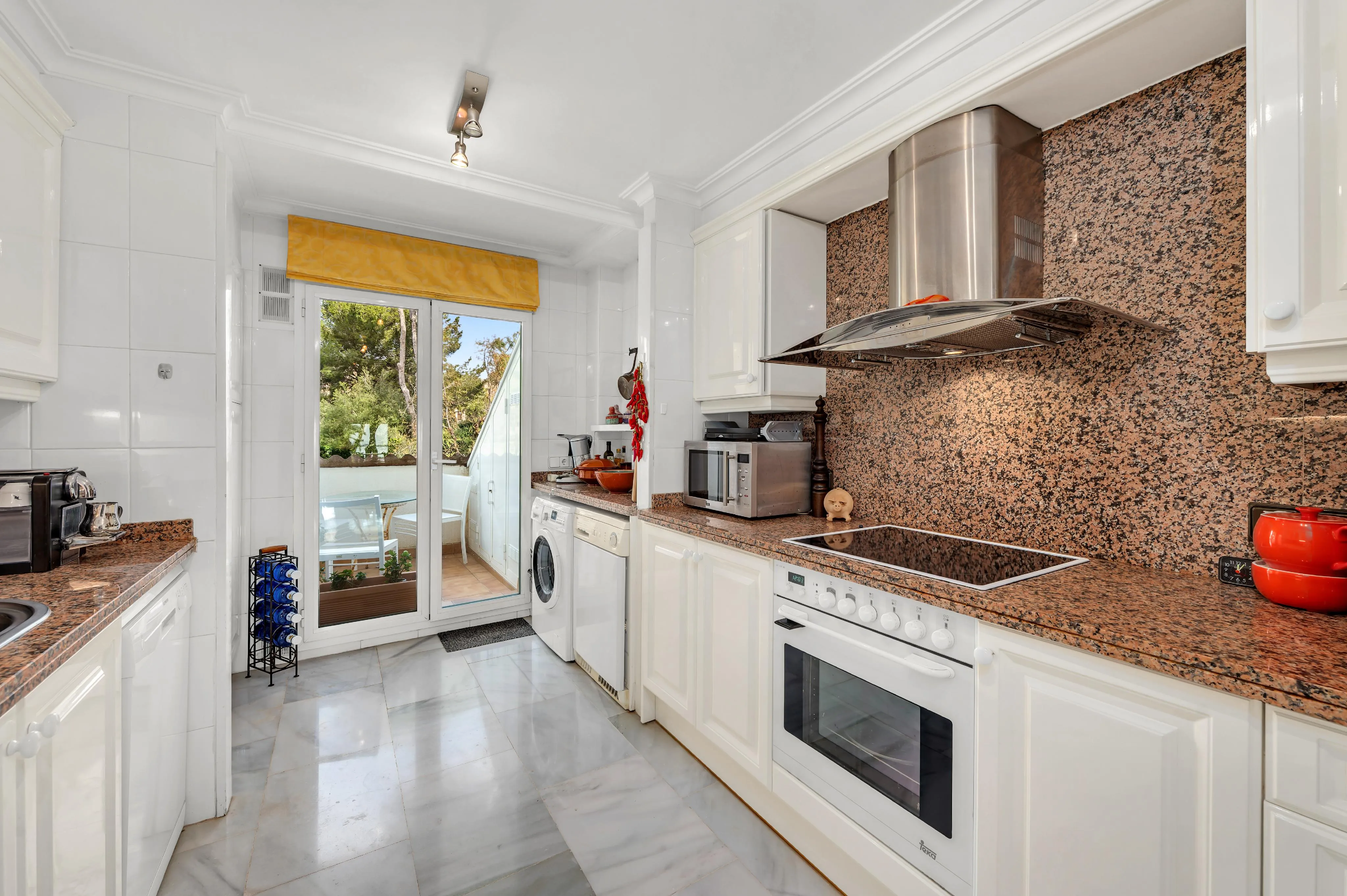 Apartamento con vistas al mar en exclusiva urbanización mediterránea en primera línea de mar-9