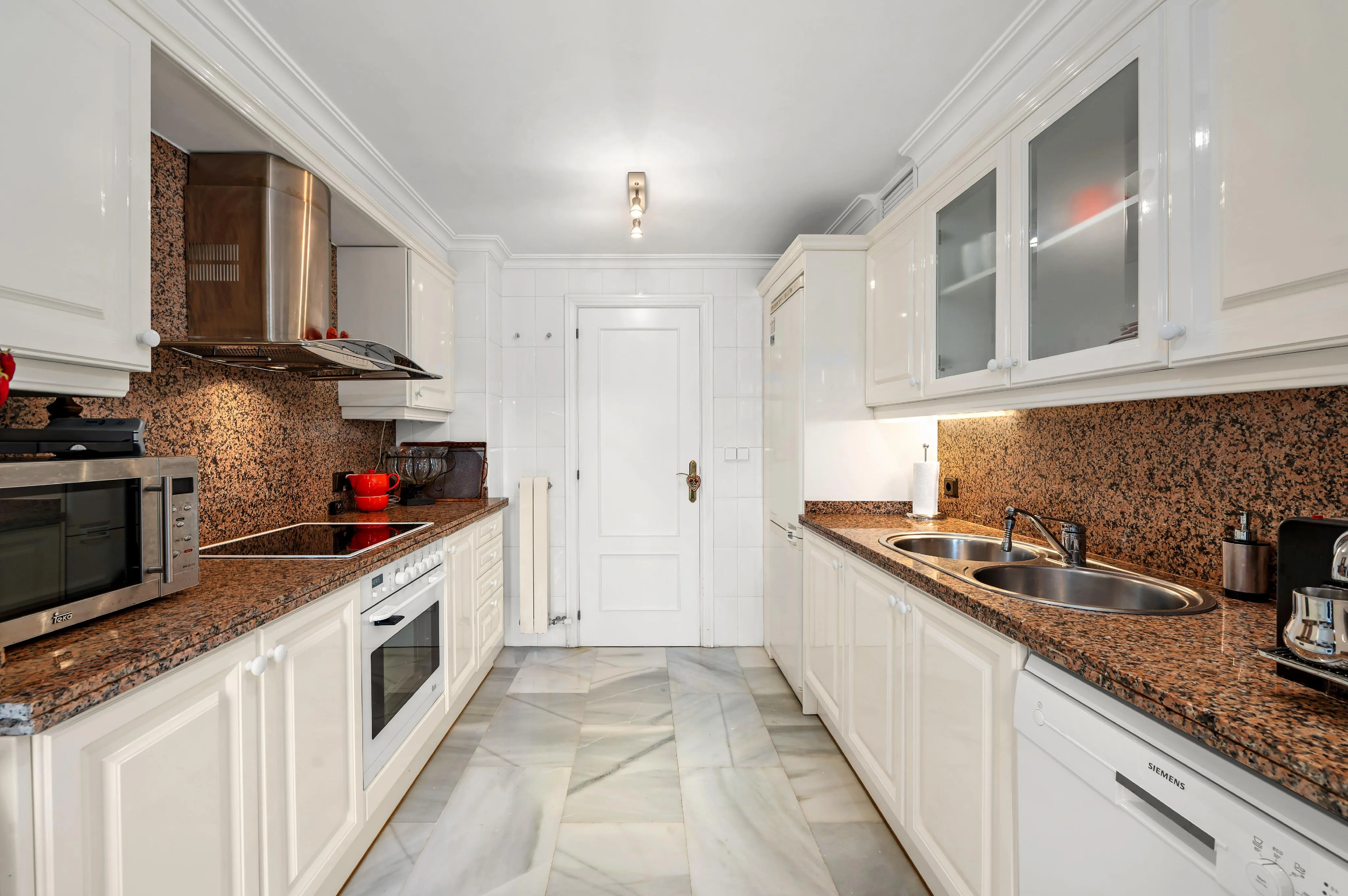 Apartamento con vistas al mar en exclusiva urbanización mediterránea en primera línea de mar-10