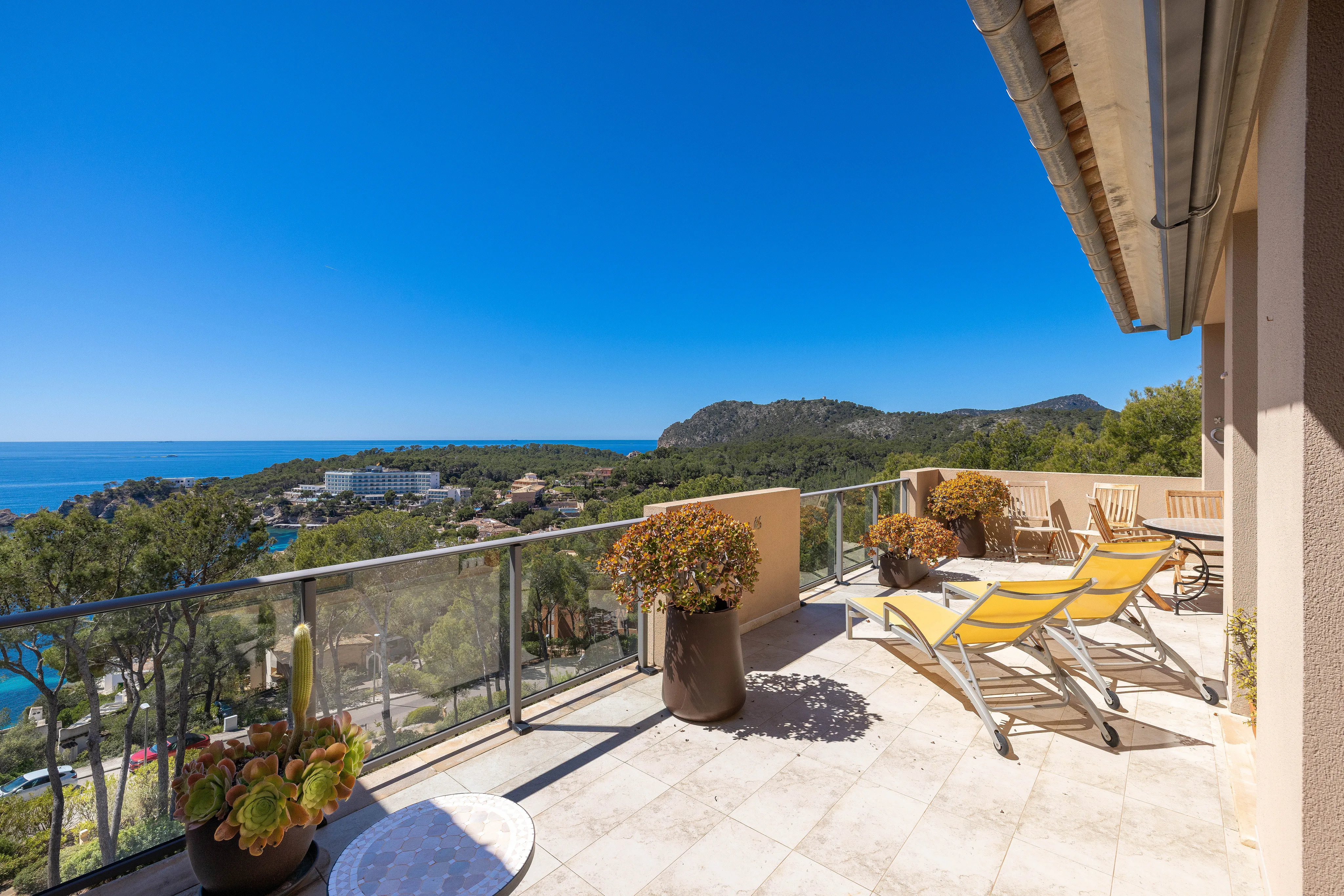 Penthouse with spectacular panoramic sea views in a quiet south-facing location in Cala Fornells-14
