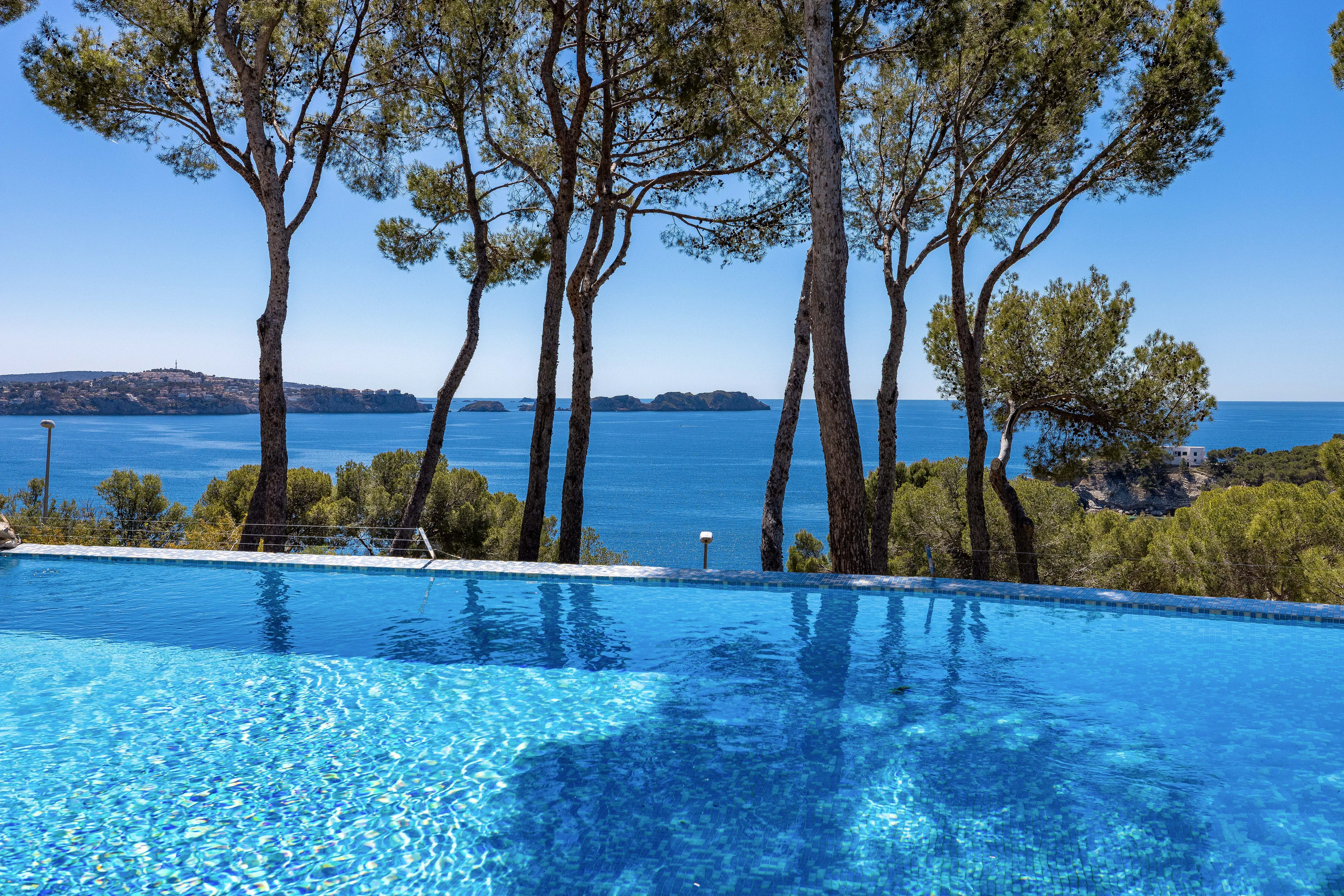 Penthouse with spectacular panoramic sea views in a quiet south-facing location in Cala Fornells-15