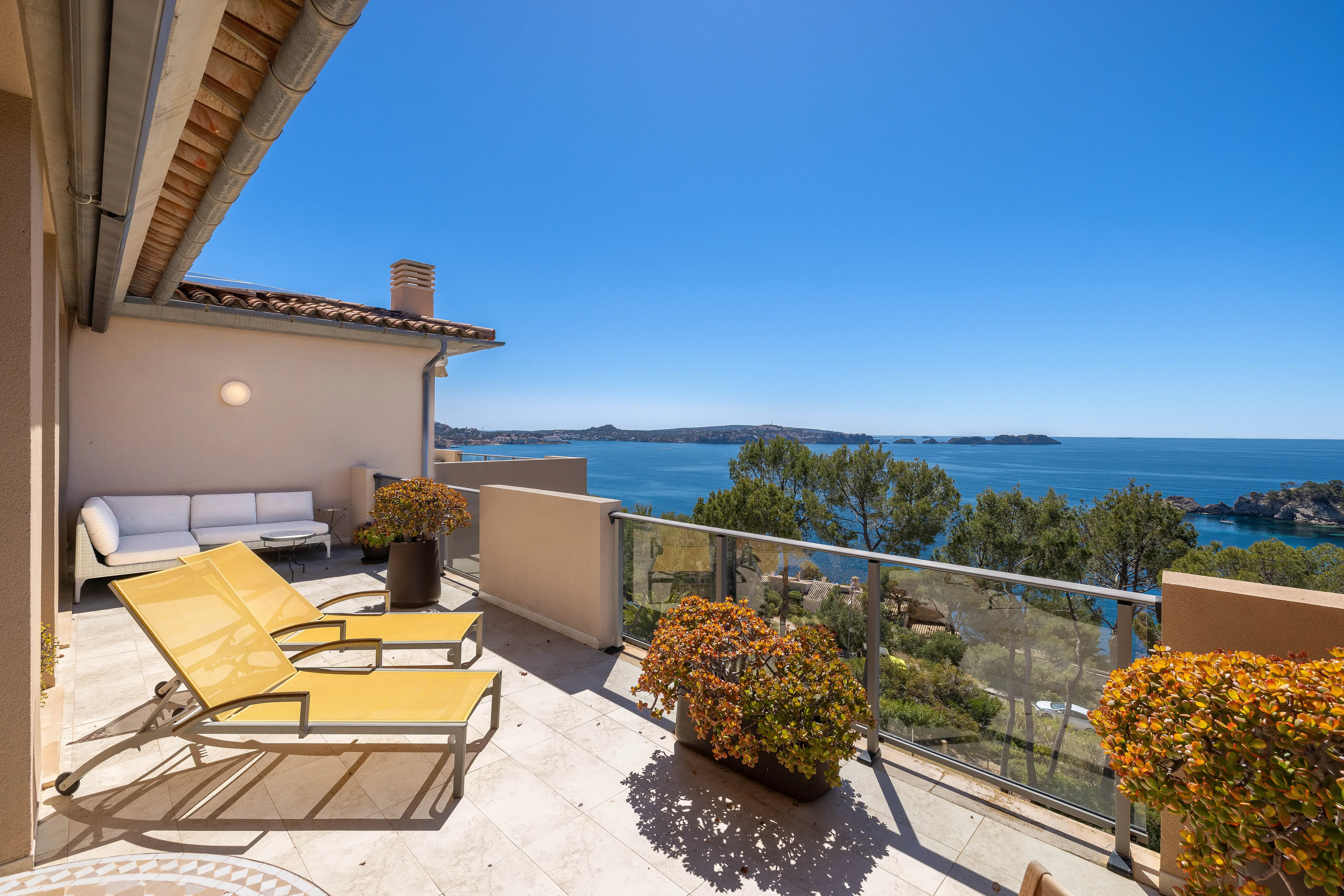 Penthouse with spectacular panoramic sea views in a quiet south-facing location in Cala Fornells-12