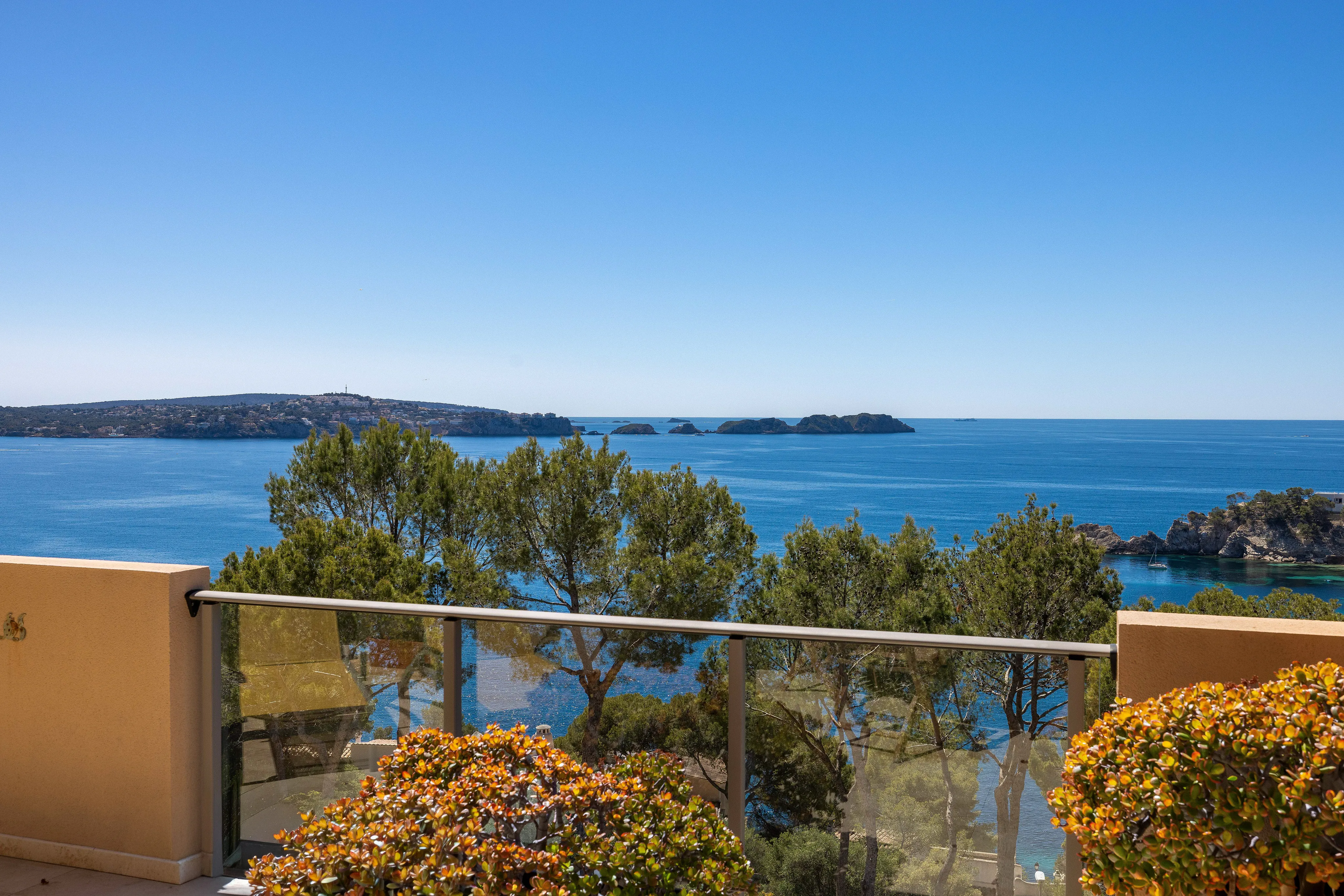 Penthouse with spectacular panoramic sea views in a quiet south-facing location in Cala Fornells-13