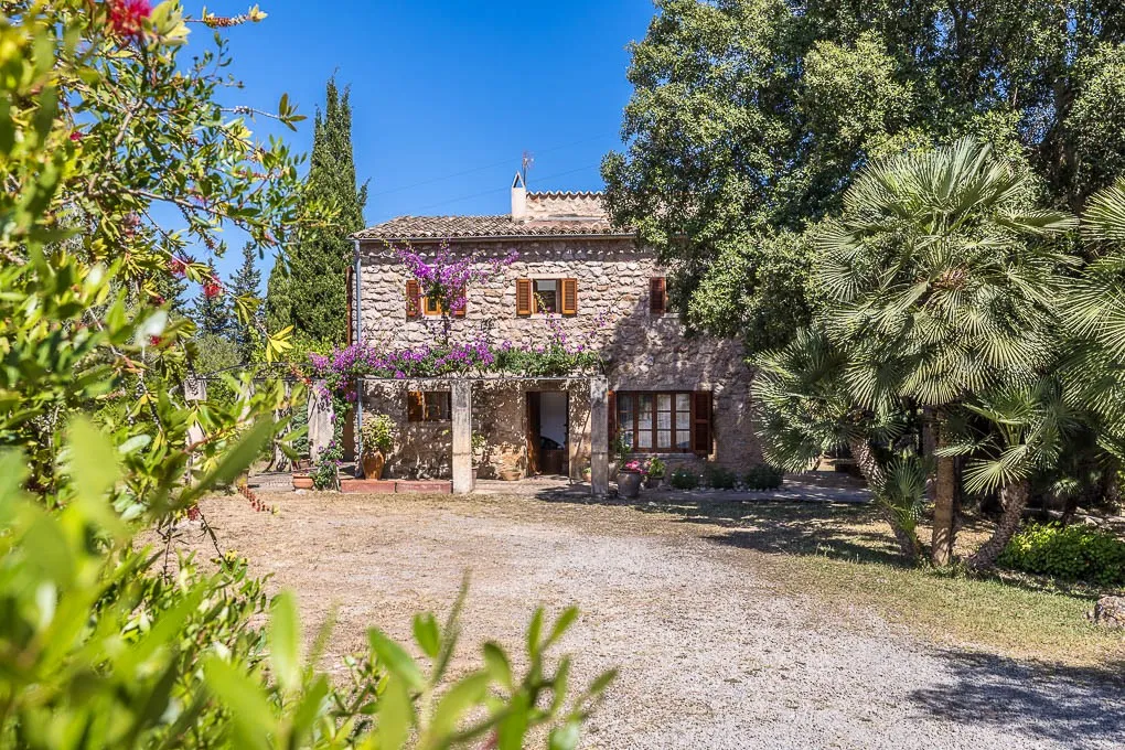 Autentisk finca med uppvuxna träd i Capdepera-1