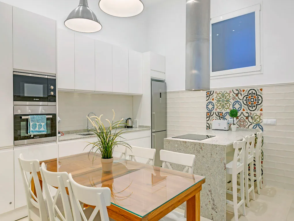 Elegante piso antiguo con balcones y terraza comunitaria soleada en Calatrava-3