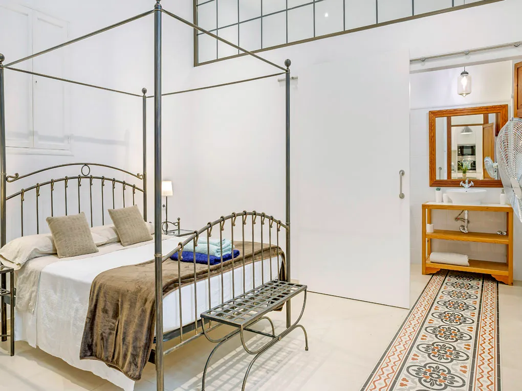 Elegante piso antiguo con balcones y terraza comunitaria soleada en Calatrava-4