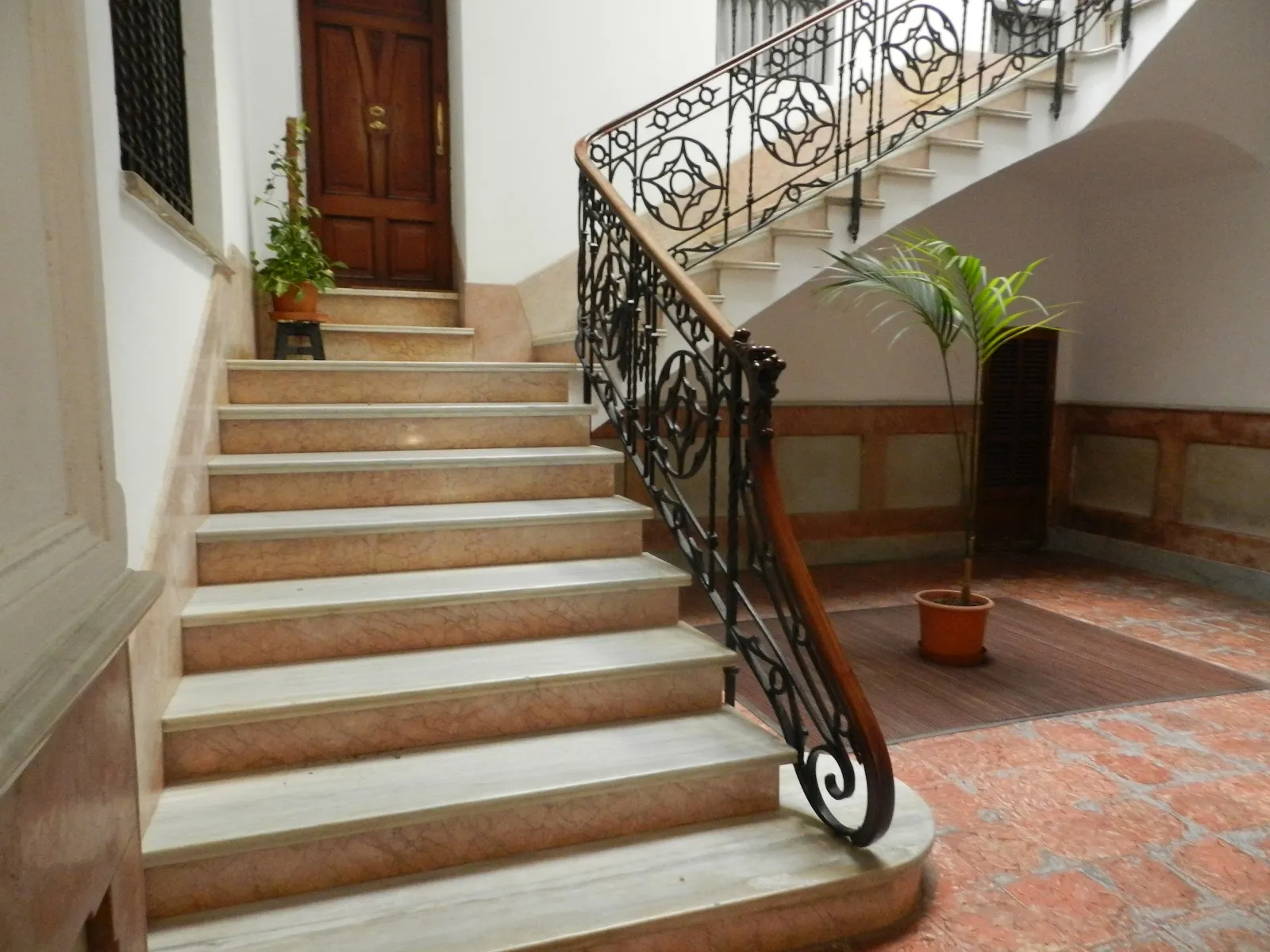 Elegante piso antiguo con balcones y terraza comunitaria soleada en Calatrava-7