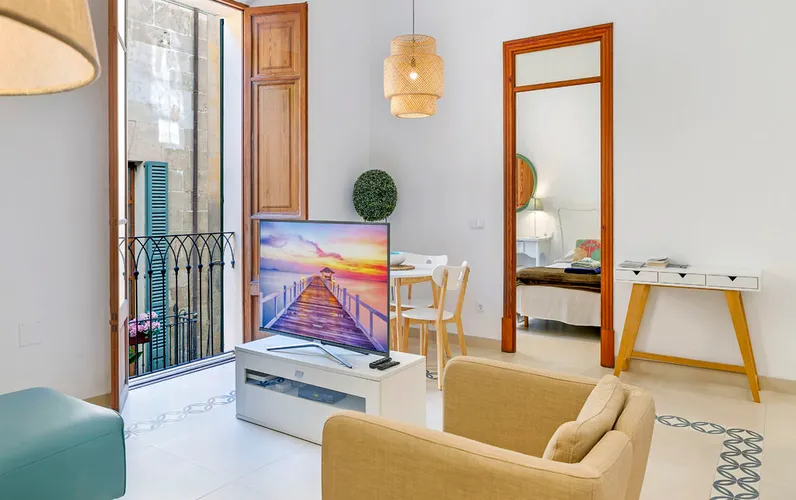 Elegante piso antiguo con balcones y terraza comunitaria soleada en Calatrava