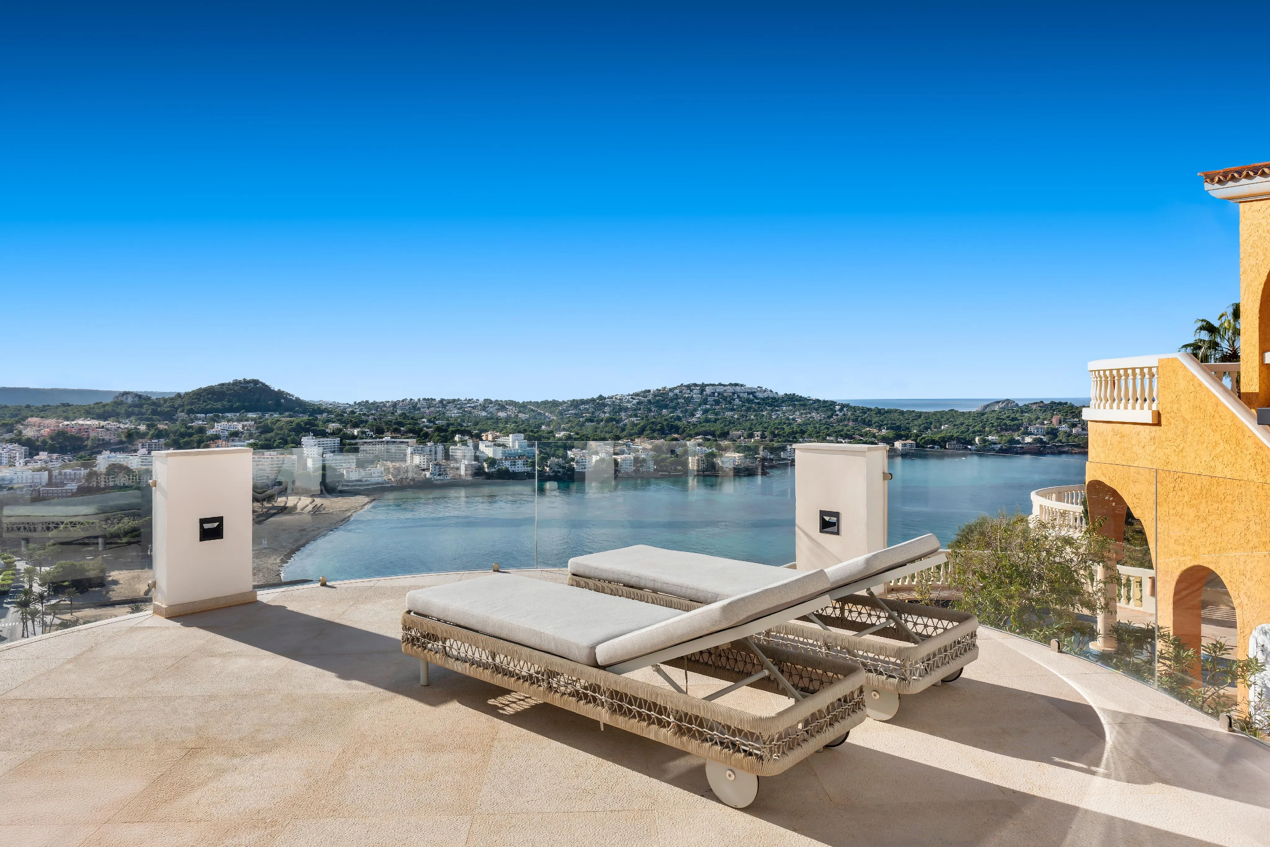 Villa moderna con vista spettacolare sul mare-9