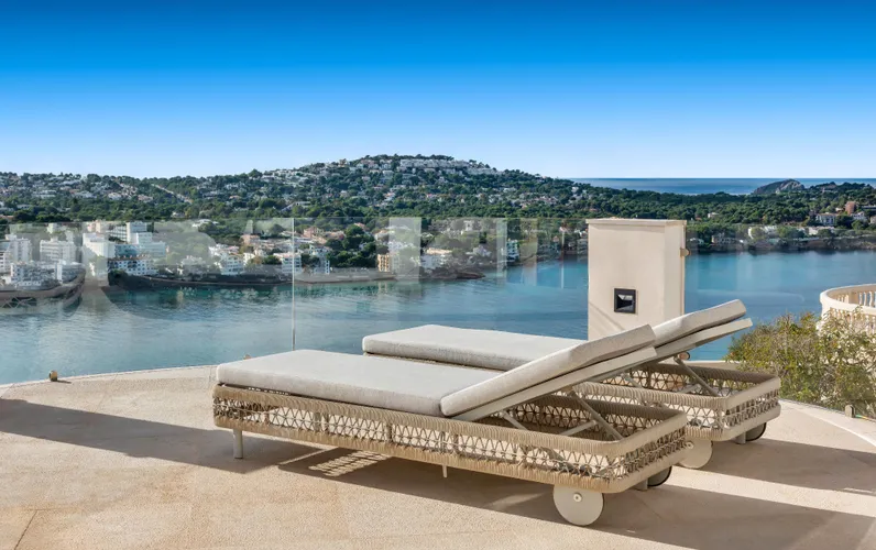 Villa moderna con vista spettacolare sul mare