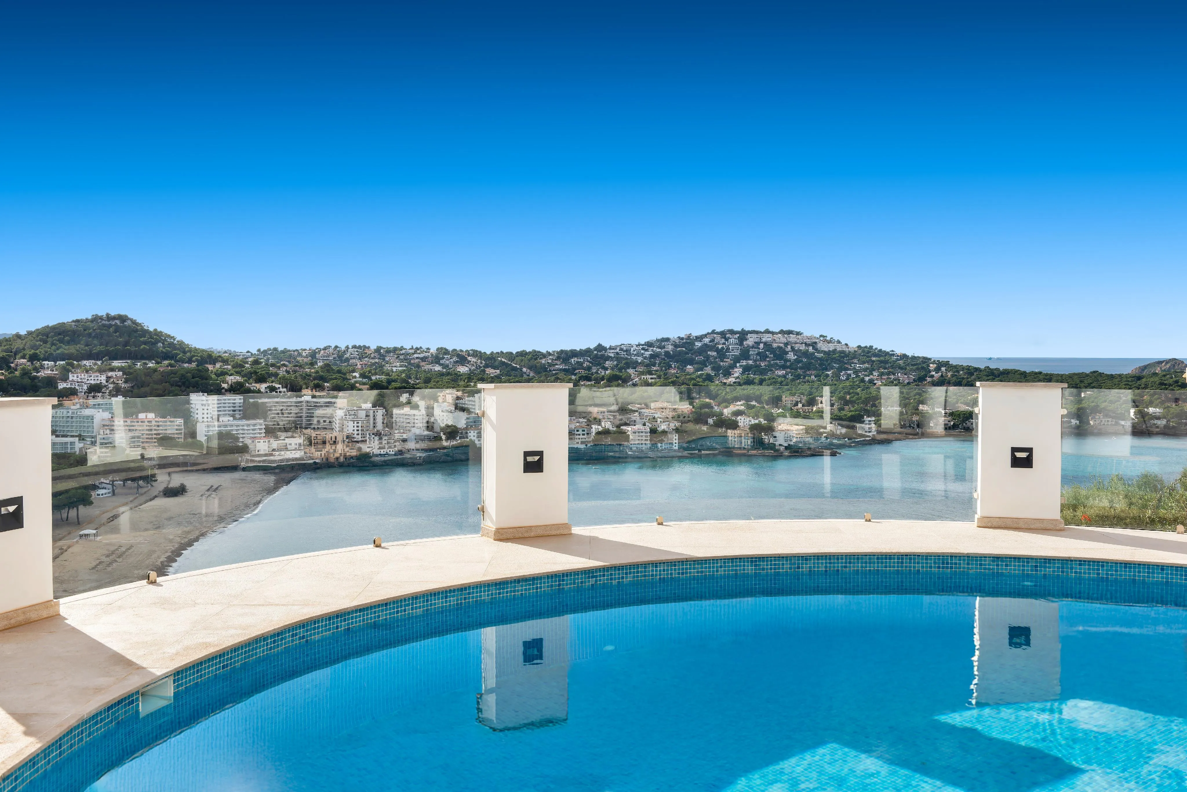 Villa moderna con vista spettacolare sul mare-2