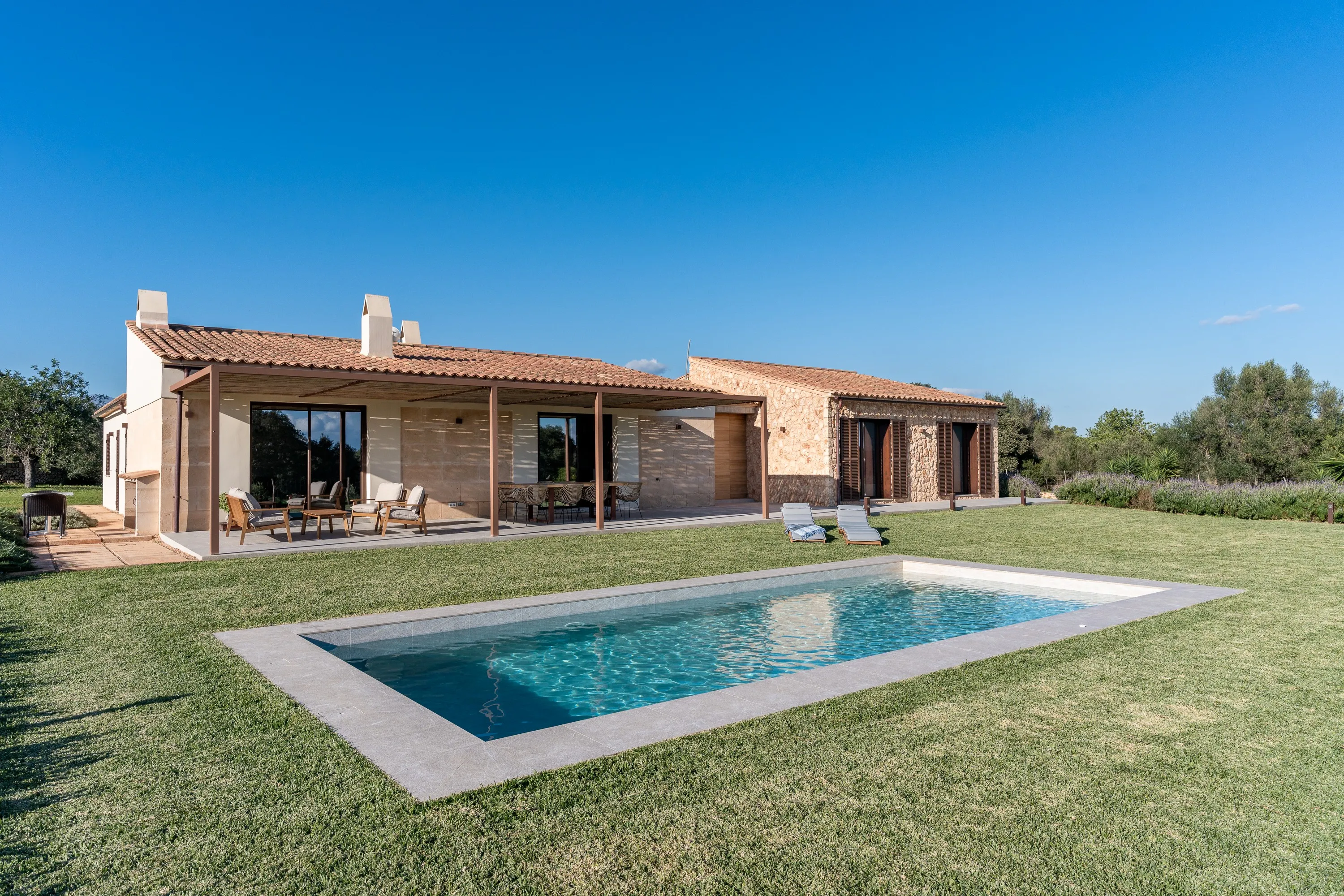 Unik mulighed: Charmerende færdigt landhus og byggegrund med projekt i Inca-15