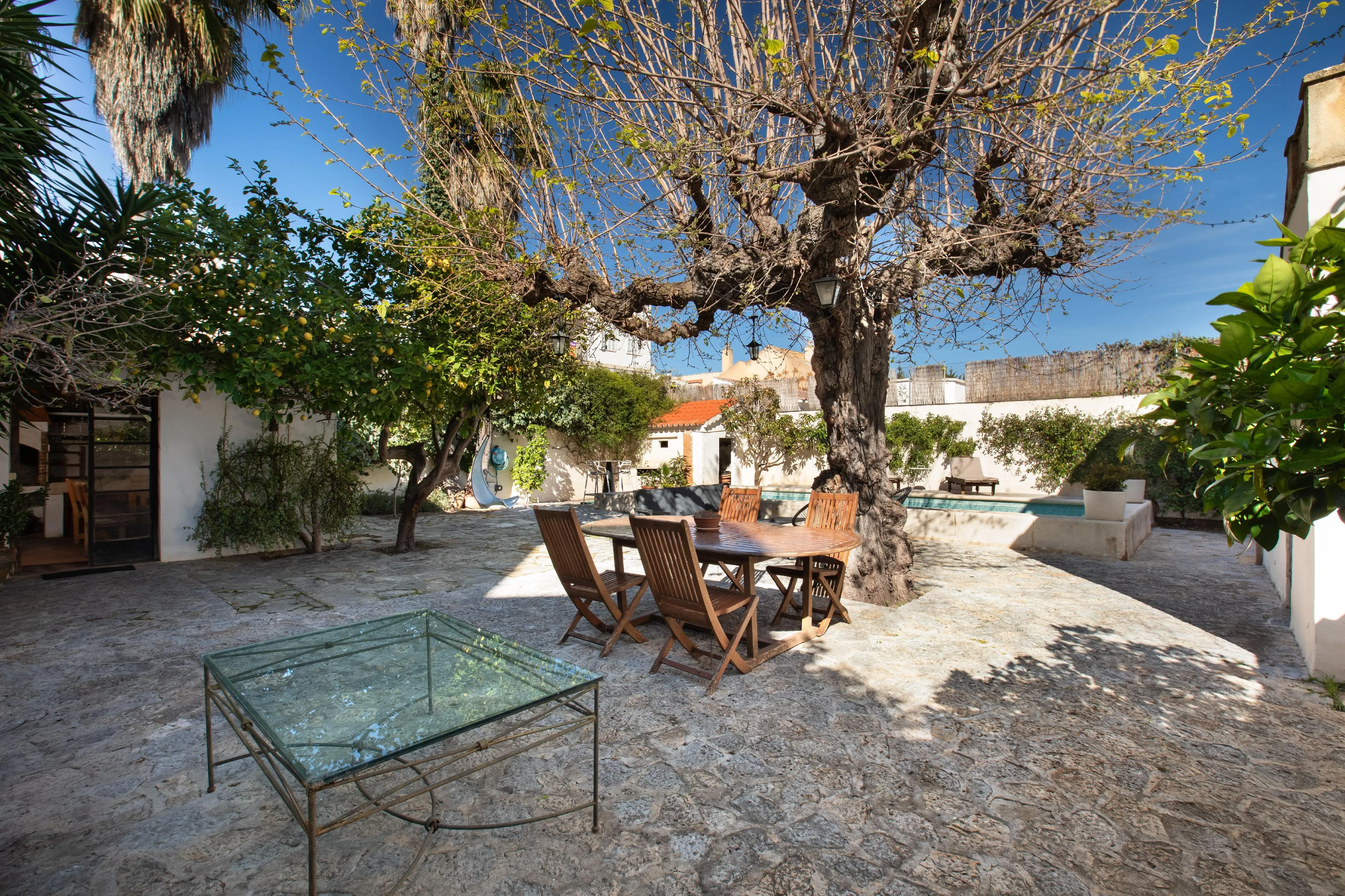 Herrschaftliche Villa aus den 1940er Jahren mit Oasengarten und Panoramaturm in Son Armadams-3