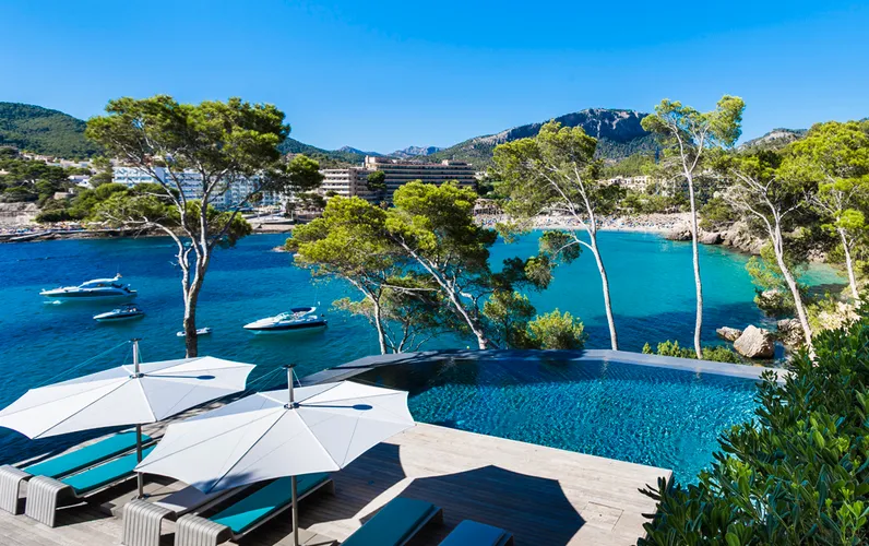 Iconica villa per vacanze direttamente sul mare con accesso privato al mare