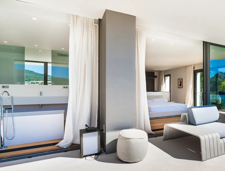 Iconic seafront holiday villa with direct sea access-17