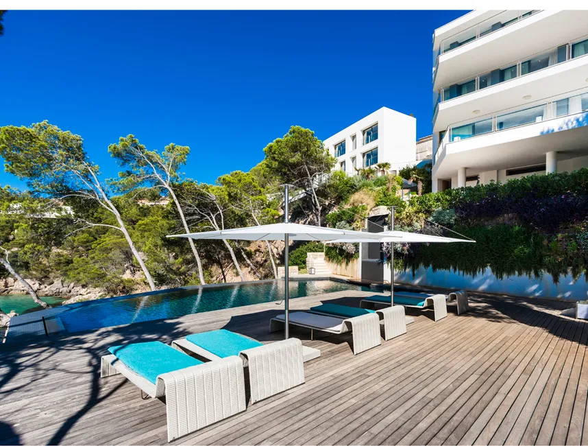 Iconic seafront holiday villa with direct sea access-19