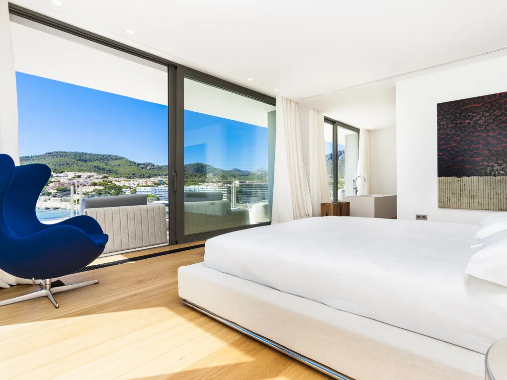Iconic seafront holiday villa with direct sea access-15