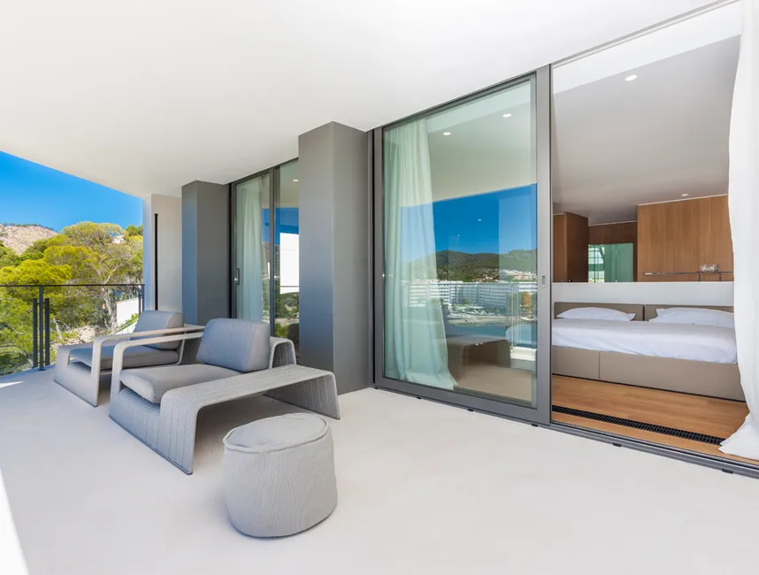 Iconic seafront holiday villa with direct sea access-10