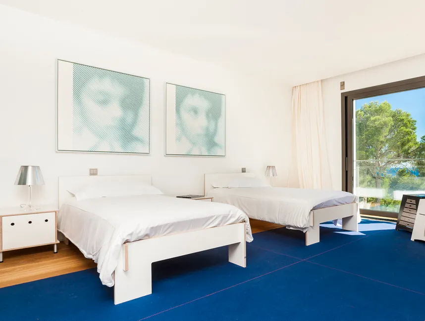 Iconic seafront holiday villa with direct sea access-18