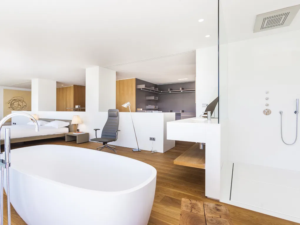Iconic seafront holiday villa with direct sea access-11
