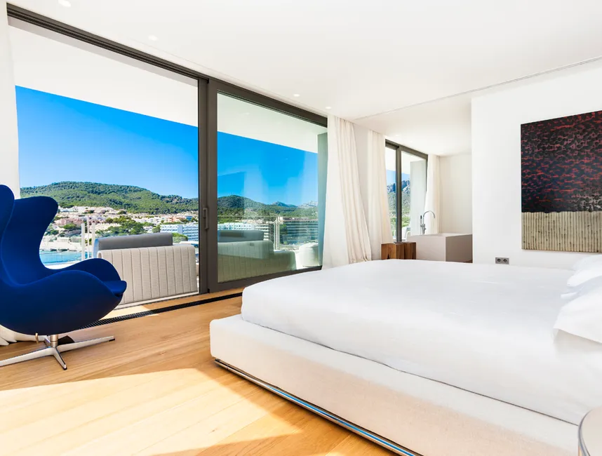 Iconic seafront holiday villa with direct sea access-15