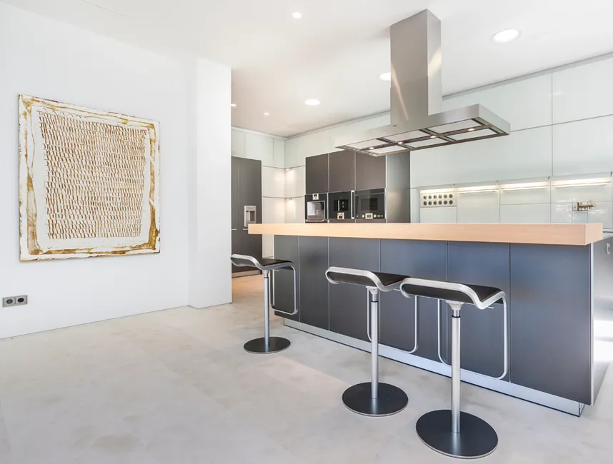 Iconic seafront holiday villa with direct sea access-7