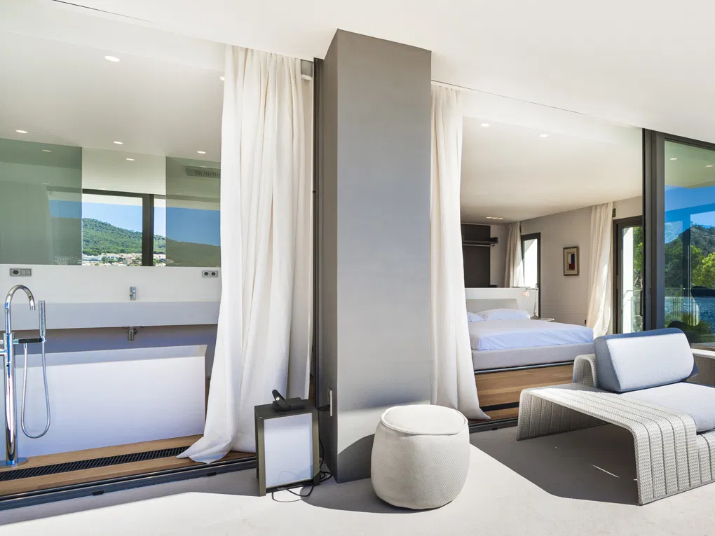 Iconic seafront holiday villa with direct sea access-17
