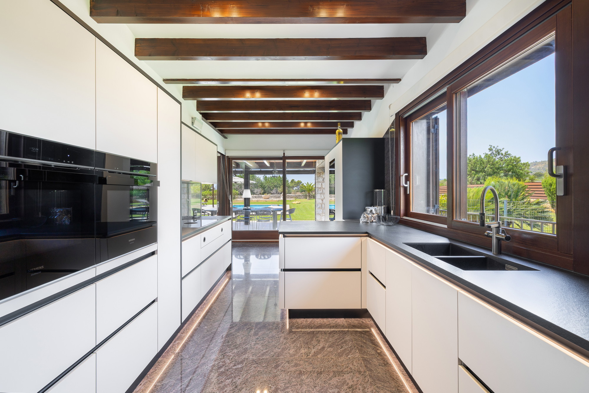 Elegant villa with ETV license, pool, and mountain views in a peaceful setting-11