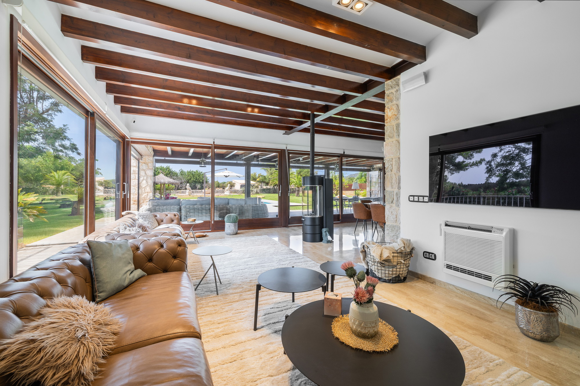 Elegant villa with ETV license, pool, and mountain views in a peaceful setting-9