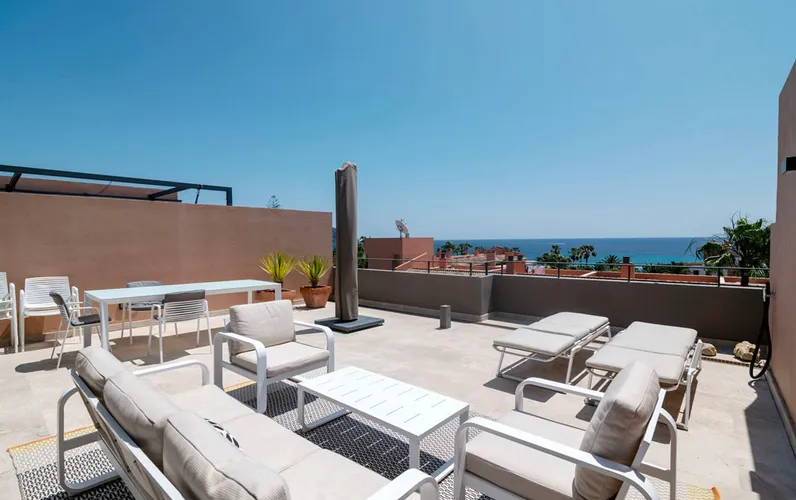 Lyxig maisonettevåning med takterrass och havsutsikt