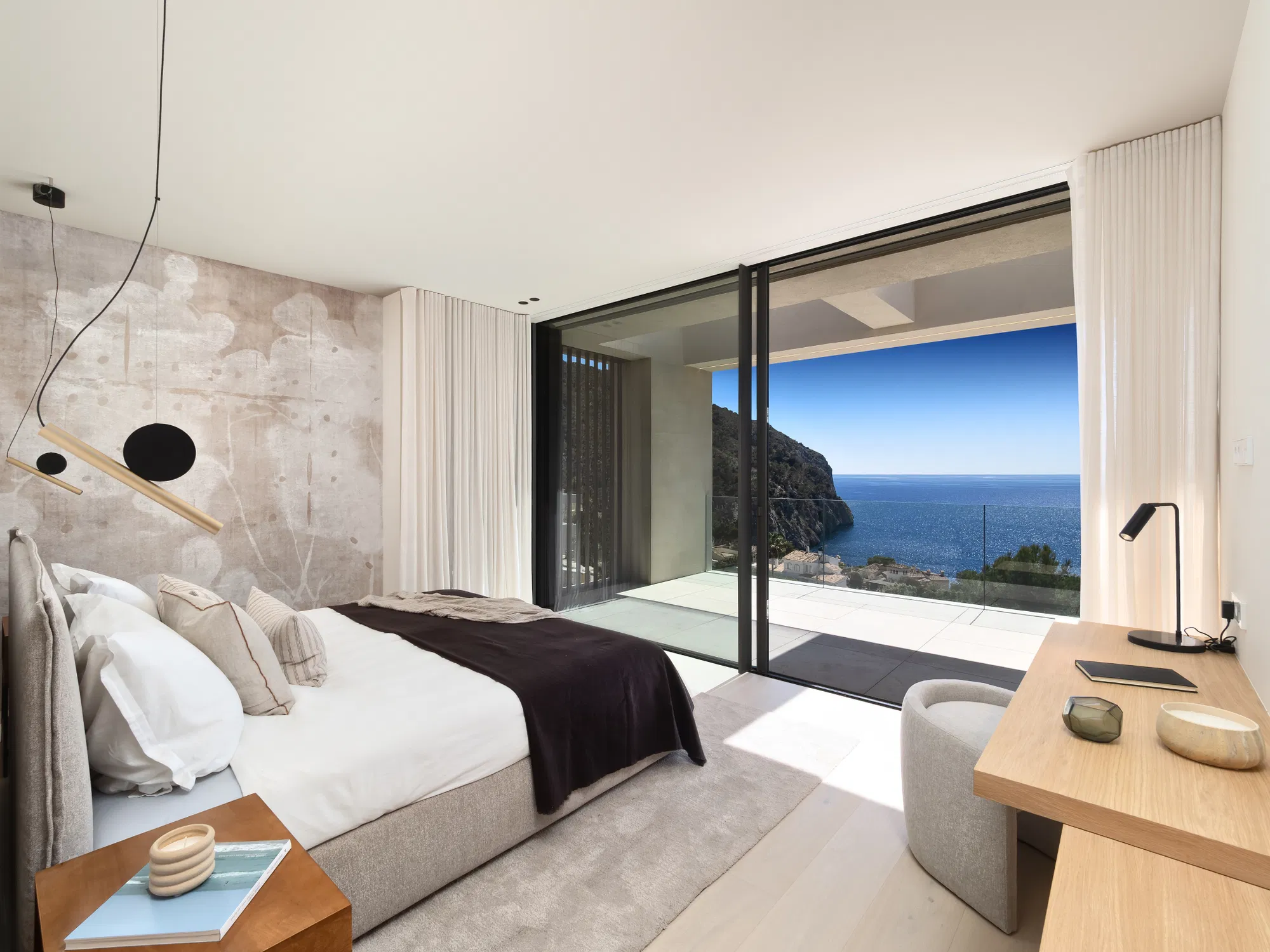 La vista sul mare incontra l'architettura di alto livello in una posizione privilegiata a Camp de Mar.-6