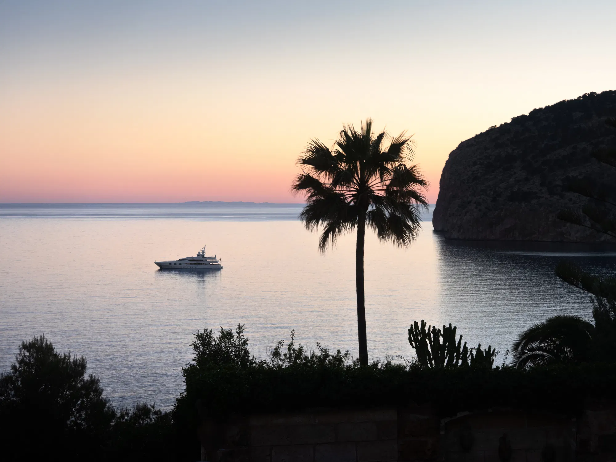 La vista sul mare incontra l'architettura di alto livello in una posizione privilegiata a Camp de Mar.-5