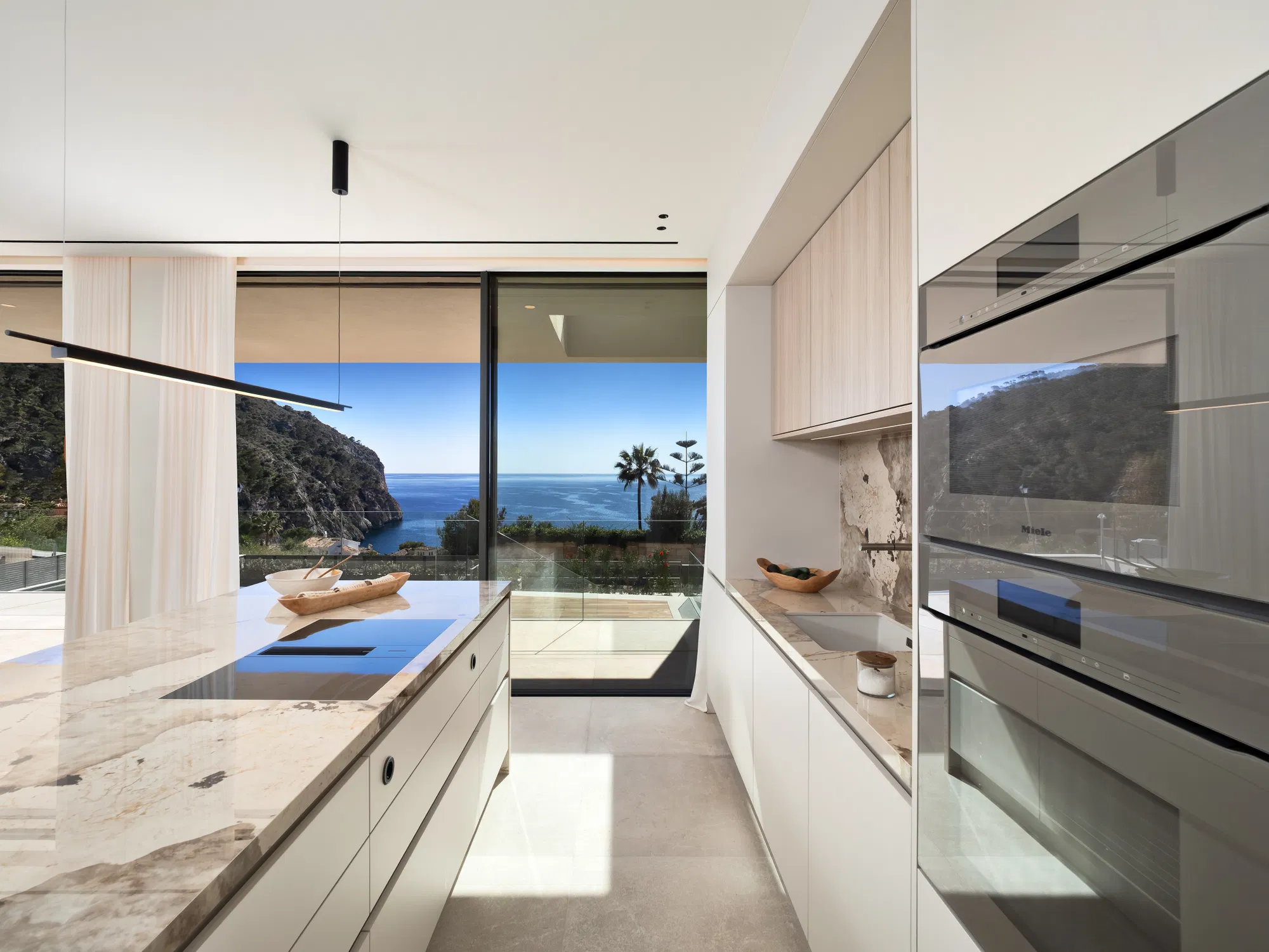 La vista sul mare incontra l'architettura di alto livello in una posizione privilegiata a Camp de Mar.-4